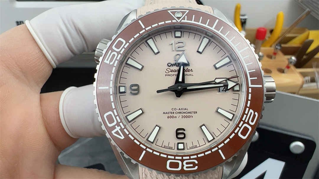 VSF Seamaster 600M Desert Yellow Replica – 43.5mm Stainless Steel Diver Watch